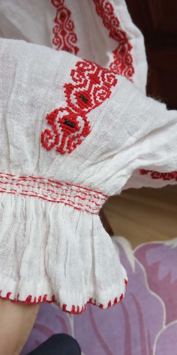 Ie tradițională lucrata manual