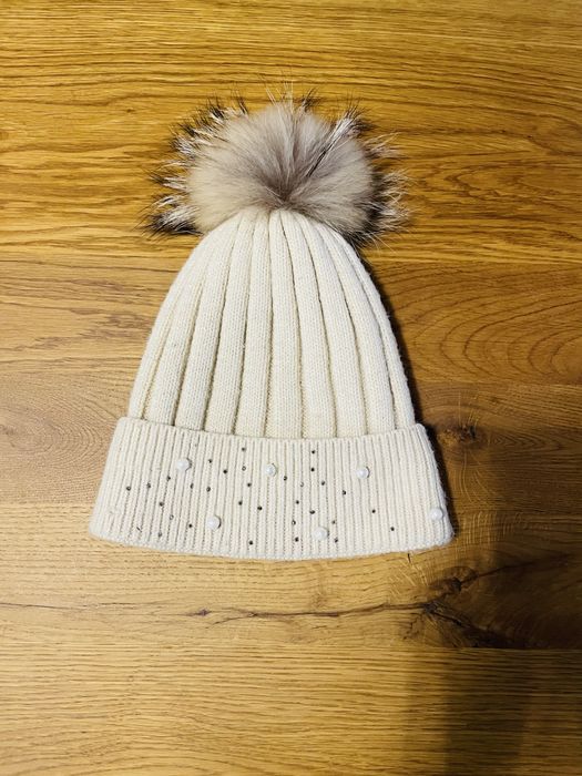 Вълнена шапка с пух