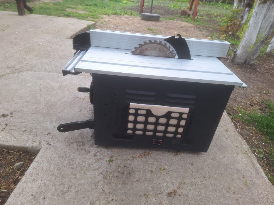 Circular cu masă 1800w