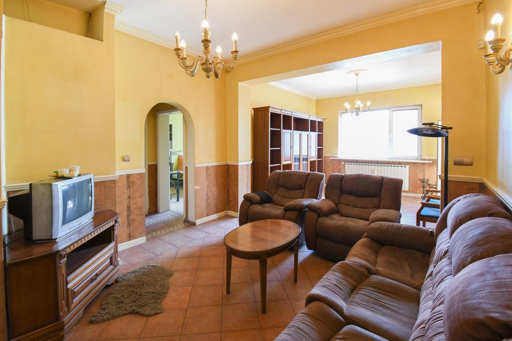 Дава се под наем Тристаен апартамент в София, Център - 135 кв.м за 796.62 € - Снимка #1