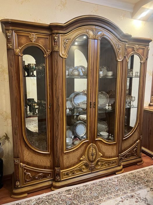 Гостинный мебель. Стенка,комод,стол и стулья.