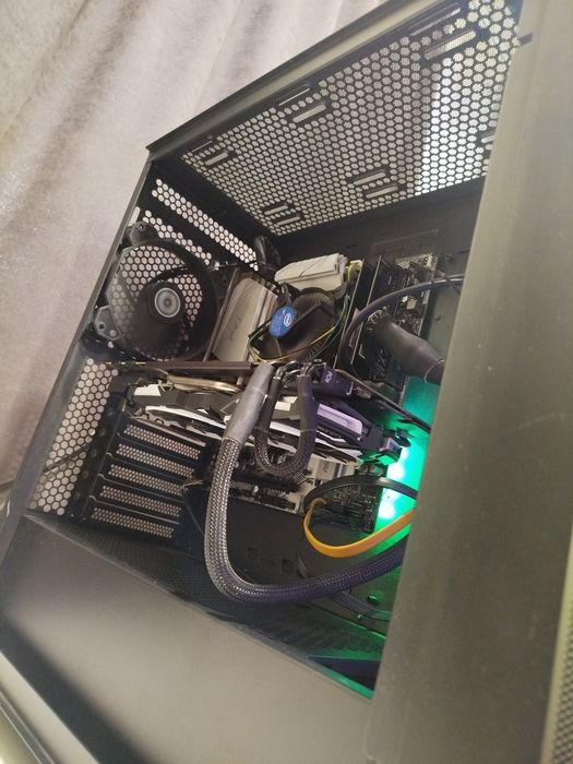 Gaming компютър + Acer 165Hz монитор

Продавам геймърски компютър + Acer 165Hz монитор в отлично състояние. Ползвани около