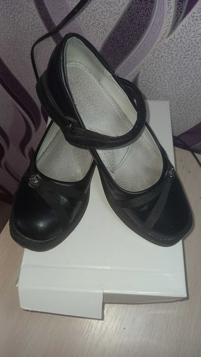 Продам школьную обувь