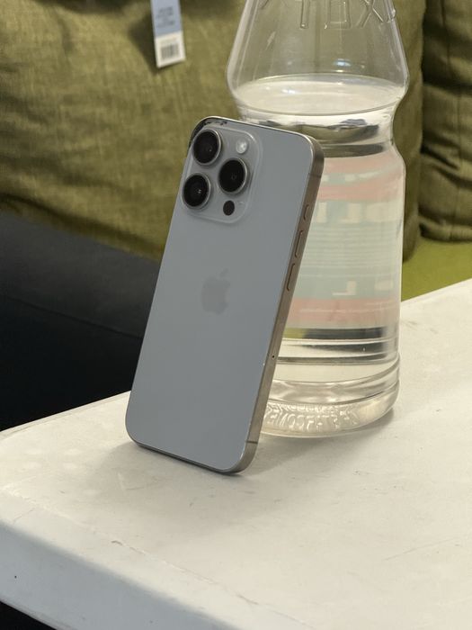 Vand iphone 15 pro de piese