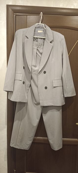 Продам костюмы и платье