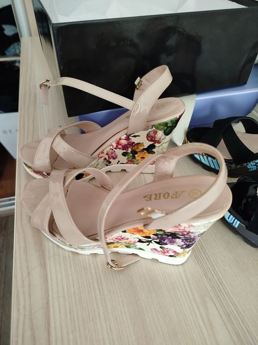 Босоножки женские продам