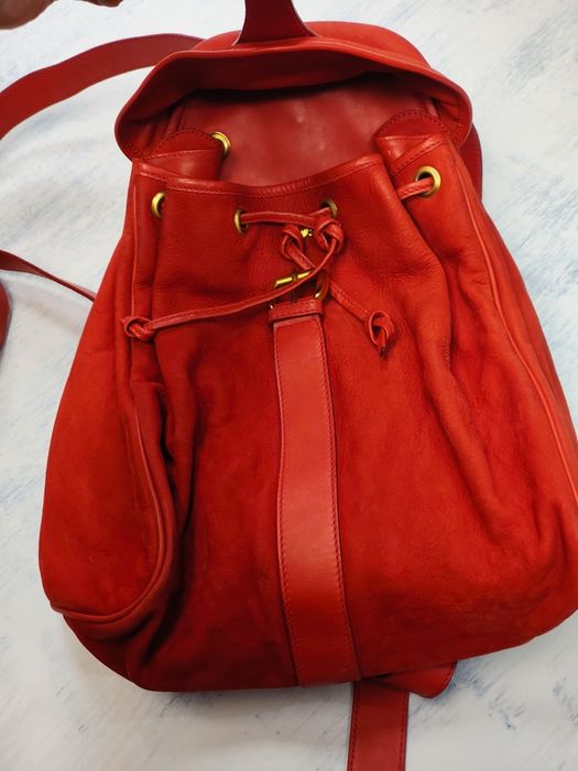 Gucci ,Винтидж червена кожена /велурена раница, като нова 
Винтидж чер