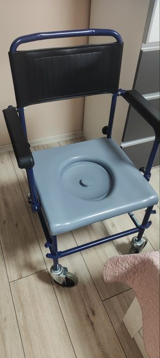 Стол за баня и тоалетна с колелца