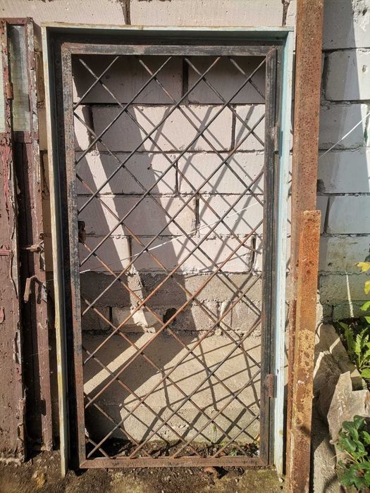 Vand 2 porti garaj cornier + usa grilaj din fier beton