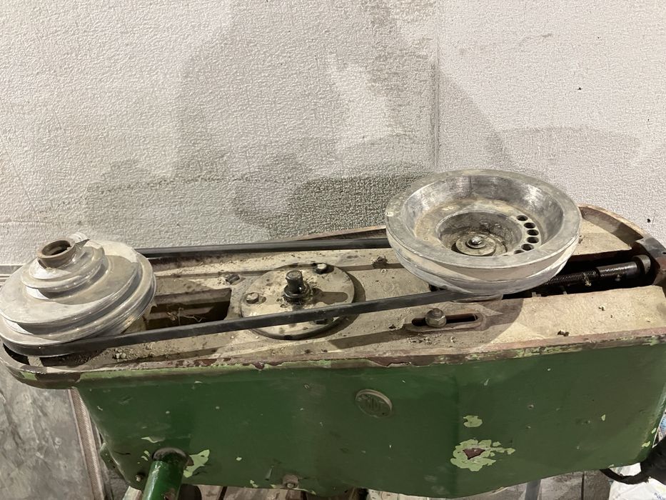 Bormasina industriala cu coloana-masina de gaurit