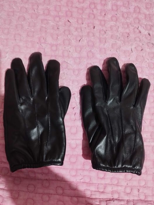 Новые кожаные перчатки утеплённые.