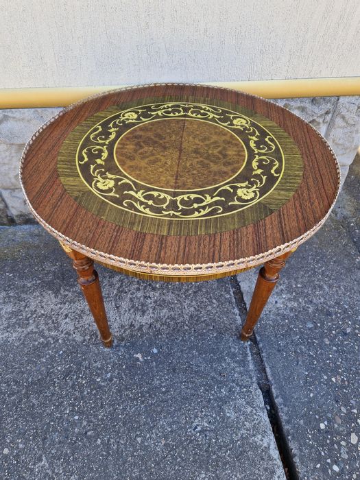 Чудесна много красива антикварна масичка