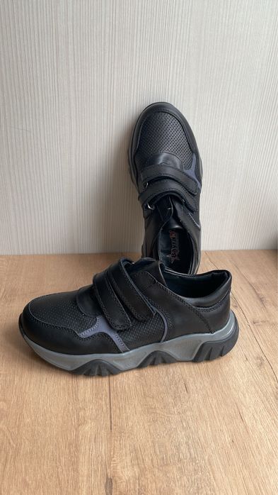 Продам школьная обувь