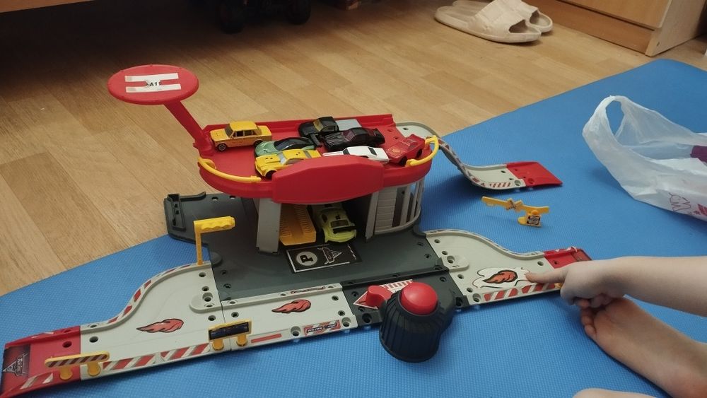 Продам машинки маленькие и средние