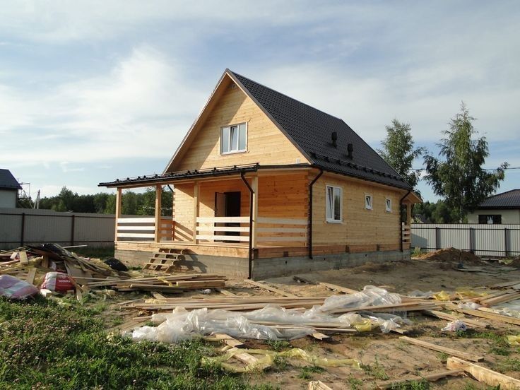 Case modulare  pe structură metalică învelite în panouri sandwich