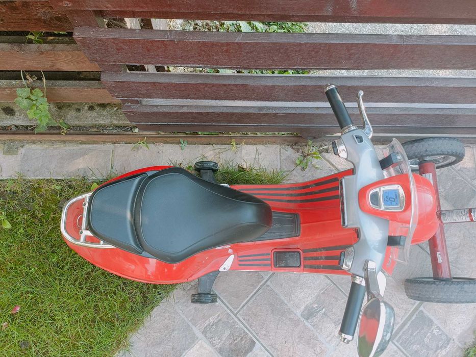 Vând o Vespa electrică, tricicletă, trotinetă și o bicicletă pentru copii cu vârsta cuprinsă între 3 și 6 ani