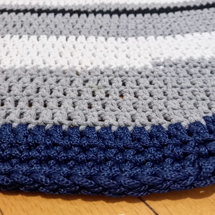 Ръчно изплетен килим