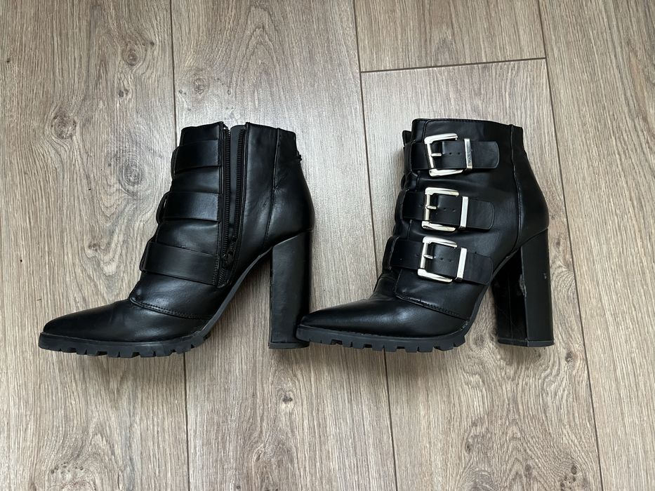 Продам женские ботинки на каблуках