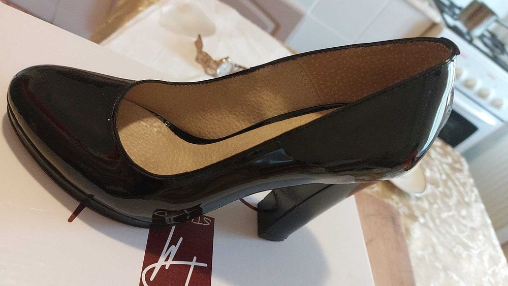 Vand pantofi de dama, marimea 34, in stare foarte buna