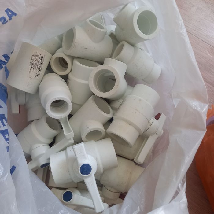 Продаю остатки материалов для отопление пластик