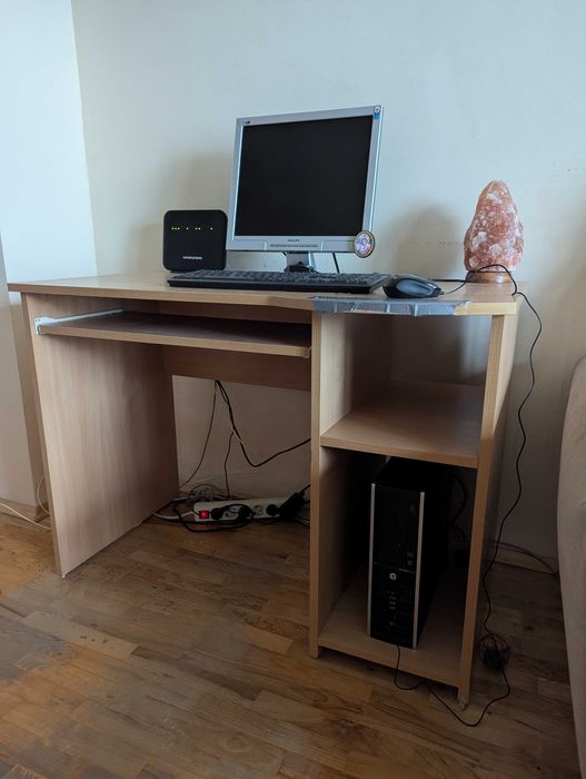 Продавам компютърно бюро