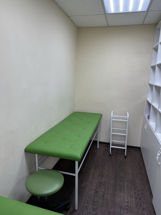 Сдаеться кушетка в студии красоты