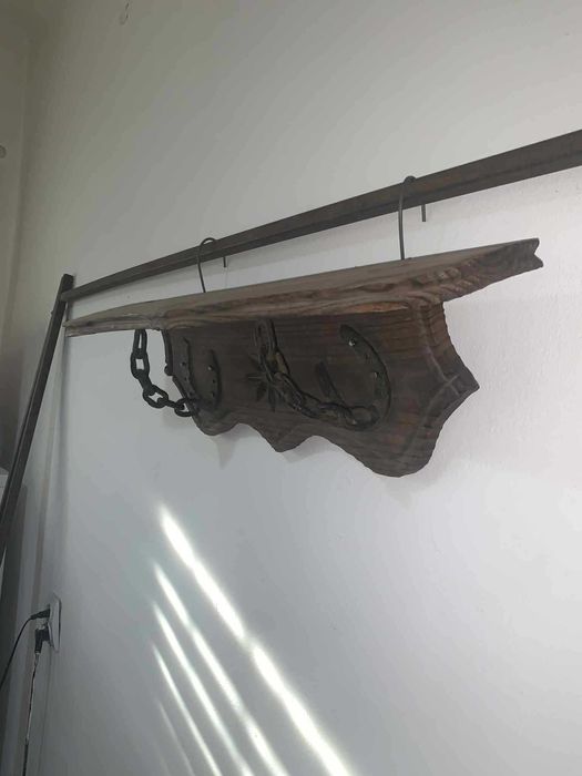 Polita din lemn cu fier forjat