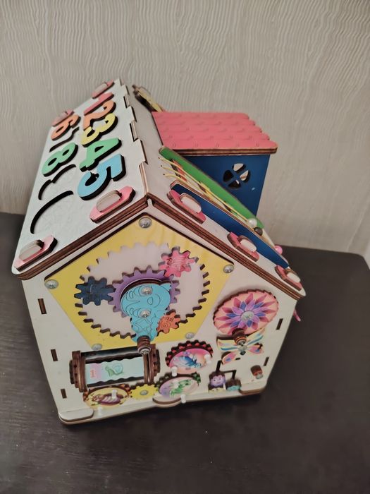 Продам бизи домик для малышей