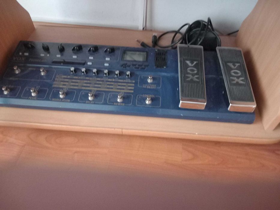 „Set complet formație – 3 chitare, tobe, orga electronica,sintetizator sunete VOX,3 statii pentru chitare 2vox, KMD, boxe, microfon
