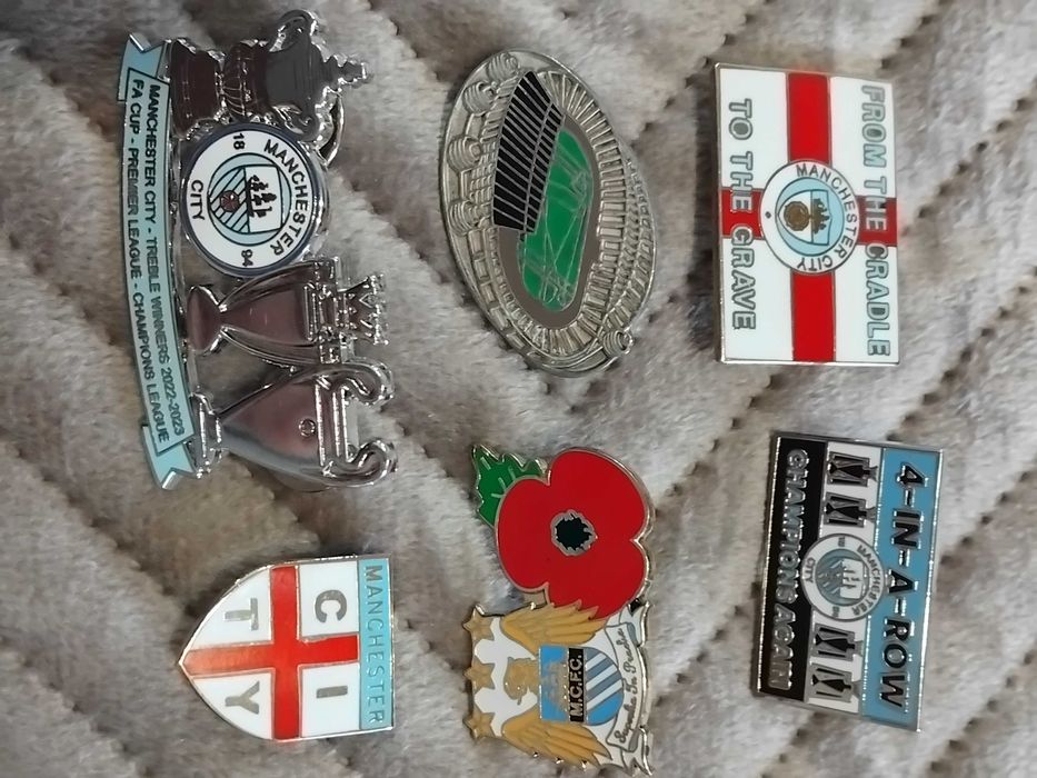 ОРИГИНАЛНИ футбол и значки