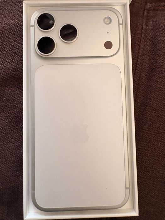 Iphone 17 pro max silver