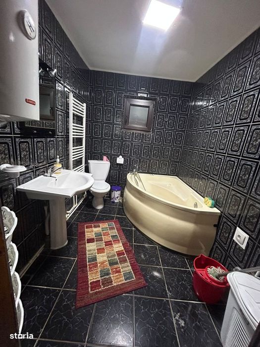 De vanzare casa la 5 min de Roman, 3 camere,teren de 817mp,Pret 99000e