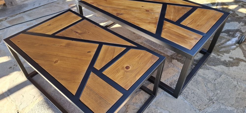 Холна маса от прахово боядисан профил и дърво