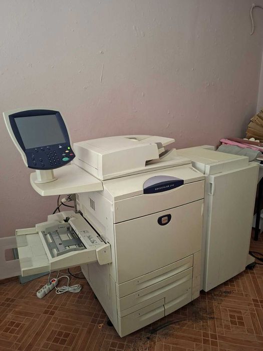 Професионален цветен лазерен принтер Xerox DocuColor 240 (с финишер)