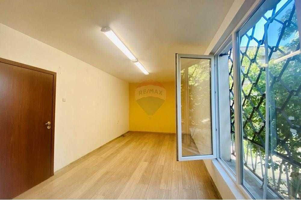 Дава се под наем Офис в Шумен, Център - 40 кв.м за 153 € - Снимка #1