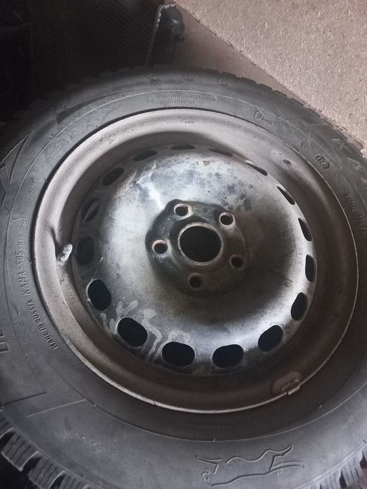 Продам комплект зимней резины с дисками