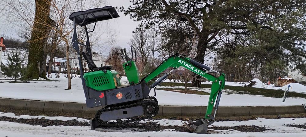 Mini excavator Attack de uz personal