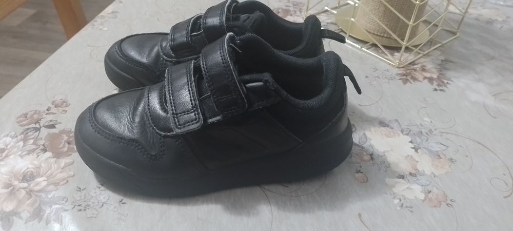 Децки маратонки черните са 28н. ,тъмно сините с зелено28н.