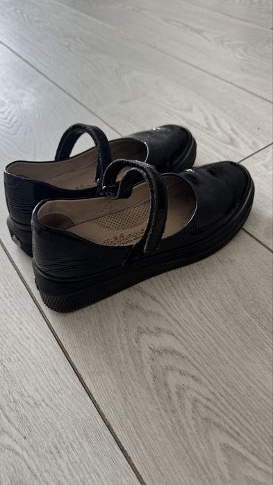 Продам туфли для девочки