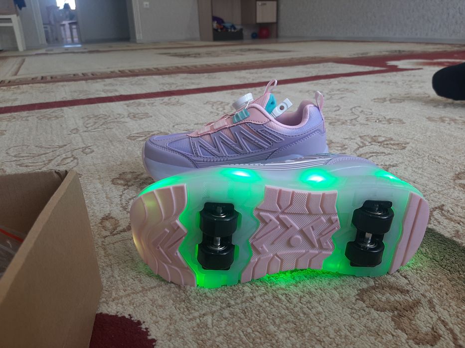 Продам кроссовки летние