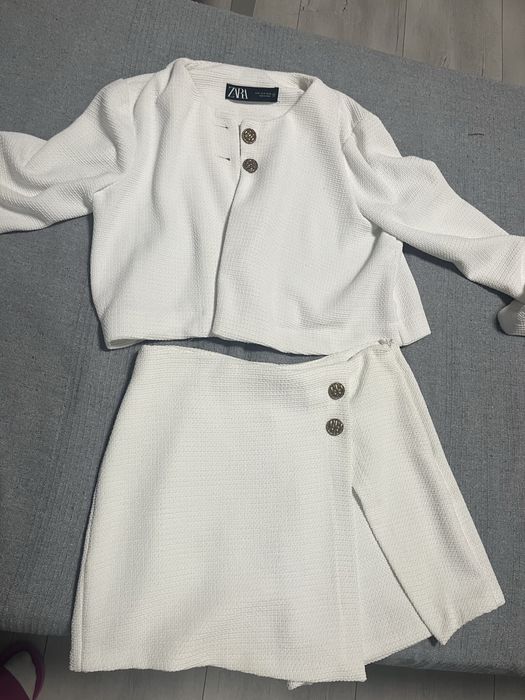 Бял комплект-сако и пола-панталонки