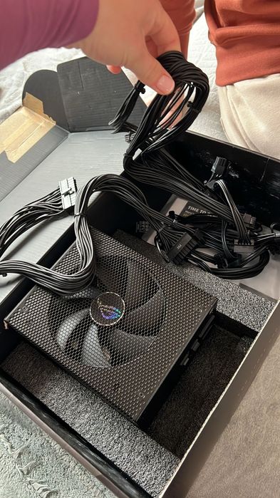 Sursa modulara ASUS ROG Strix 1200W Gold Aura Edition pentru piese sau reparat