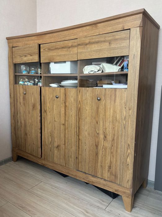 Распашной шкаф для гостиной