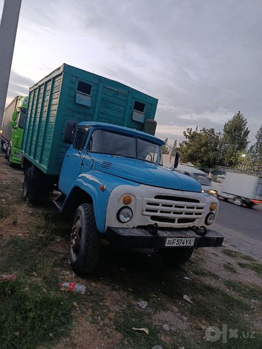 Zil 130 naxadu yurib turgan moshina