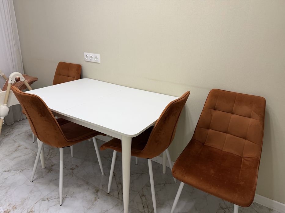 Продам кухонный стол и 4 стула