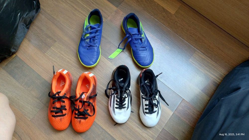 Детски обувки и бутонки за футбол