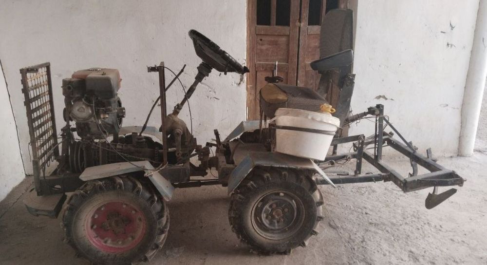 Mini traktor 4x4-ishchi xolatda