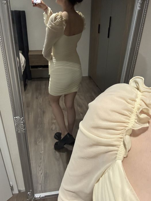 Бежова нежна рокля