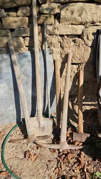 Дървени колела от каруца, вили, сърпове и още дървени инструменти