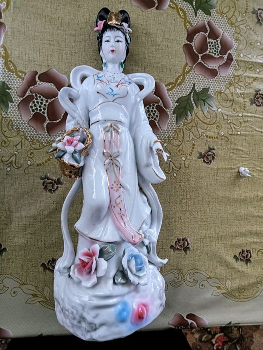 Продается форфоровая статуэтка 2800т